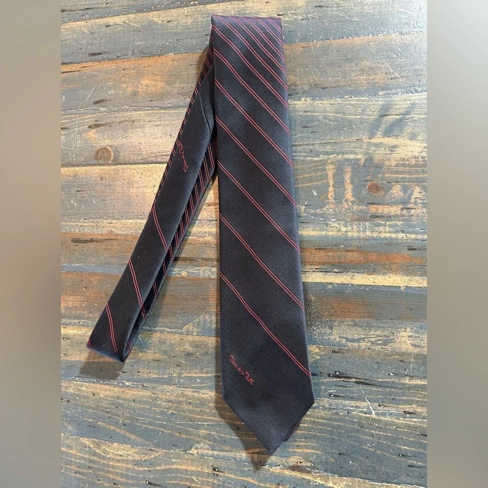 Oscar de la Renta Mens Necktie Charcoal Grey Red Diagonal Striped Silk Tie
